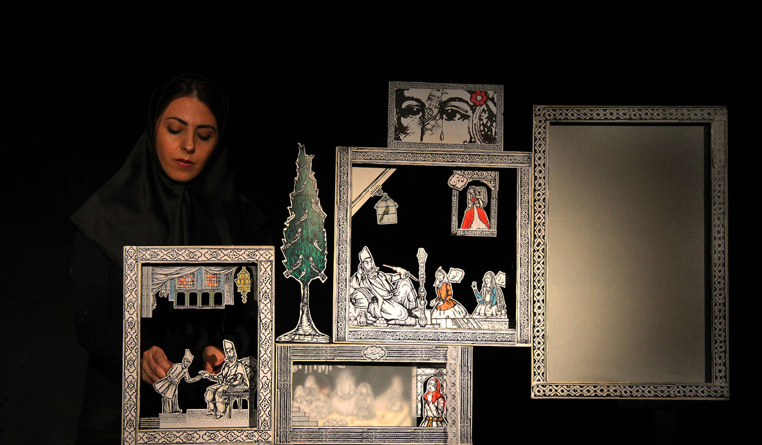 The color of desire, a paper puppet theatre